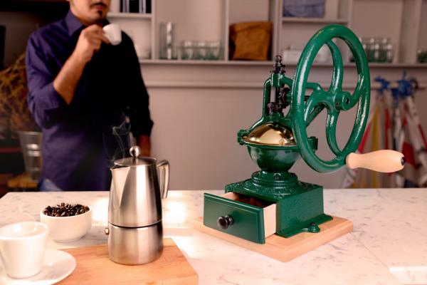 Ručný RETRO mlynček na kávu s prevodovkou v dvoch farebných vyhotoveniach MC140
